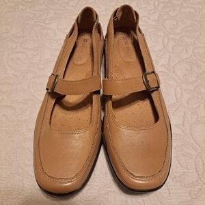Naturalizers Preppy Tan Leather Classic Mary Jane Shoes Size 8